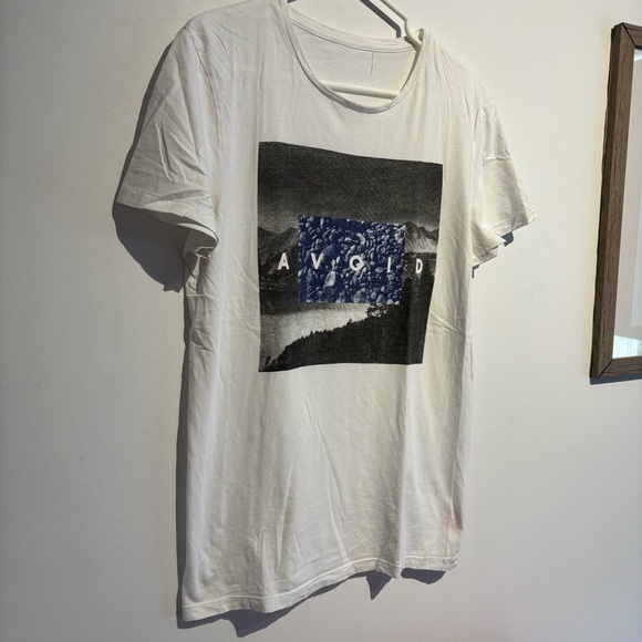 White AVOID Graphic T-Shirt Men’s Medium Mountain Landscape Blue Rock Streetwear - Picture 4 of 6